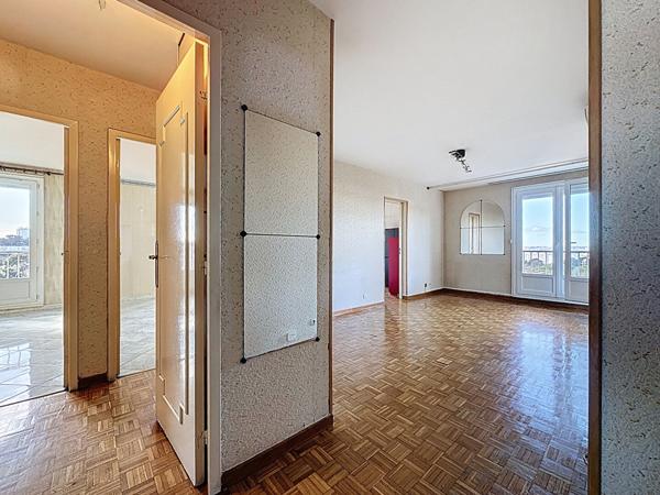 À vendre : Appartement 4 pièces avec vue dégagée à Marseille 13013  - Les Olives place de parking privée, cave