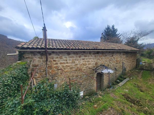 Maison en pierres avec dépendances et 4 hectares de terrain