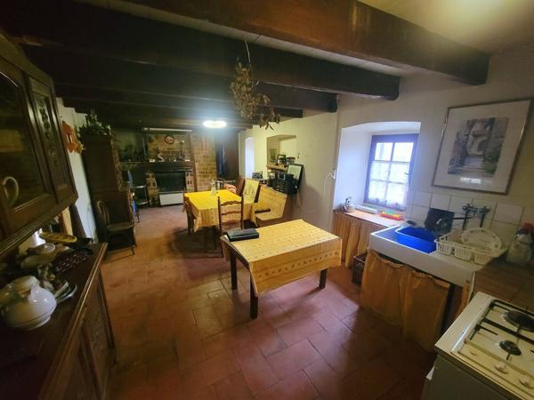 Maison en pierres avec dépendances et 4 hectares de terrain
