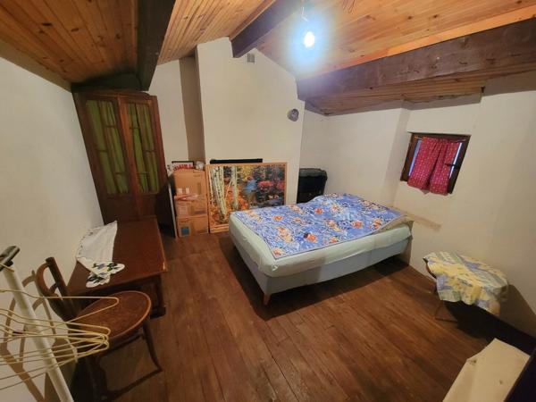 Maison en pierres avec dépendances et 4 hectares de terrain