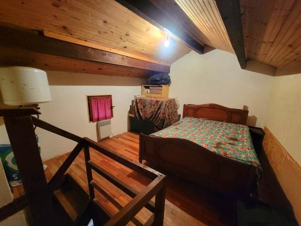 Maison en pierres avec dépendances et 4 hectares de terrain