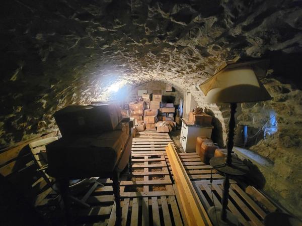 Maison en pierres avec dépendances et 4 hectares de terrain