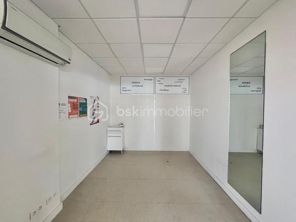 Quetigny Place Centrale, emplacement stratégique, en zone commerciale, local pro libre de toute occupation ( autorisation tous commerces SAUF RESTAURATION) d'une surface de 211m² de plain-pied, comprenant 20m de vitrine linéaire, deux entrées clients, une entrée de service, chauffage clim reversible . Arrêt de Tram à 50 mètres.
Le local était exploité jusqu'à présent par une pharmacie ( dernier loyer pratiqué 1962 euros)
charges de copropriété 2065 euros à l'année. taxe fonciere 1962 euros