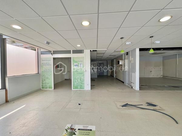 Quetigny Place Centrale, emplacement stratégique, en zone commerciale, local pro libre de toute occupation ( autorisation tous commerces SAUF RESTAURATION) d'une surface de 211m² de plain-pied, comprenant 20m de vitrine linéaire, deux entrées clients, une entrée de service, chauffage clim reversible . Arrêt de Tram à 50 mètres.
Le local était exploité jusqu'à présent par une pharmacie ( dernier loyer pratiqué 1962 euros)
charges de copropriété 2065 euros à l'année. taxe fonciere 1962 euros