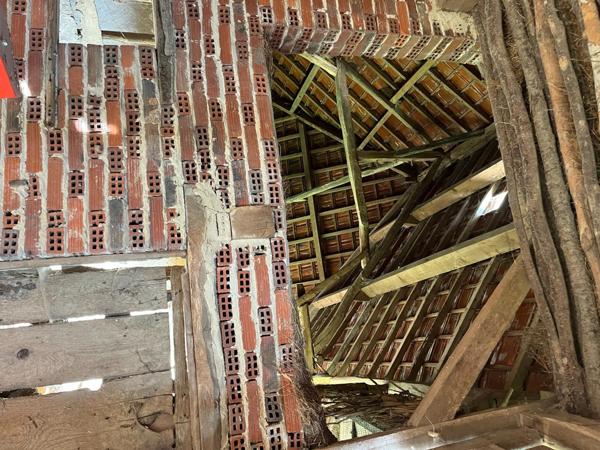 Grange sur superbe terrain de plus de 8000 m²