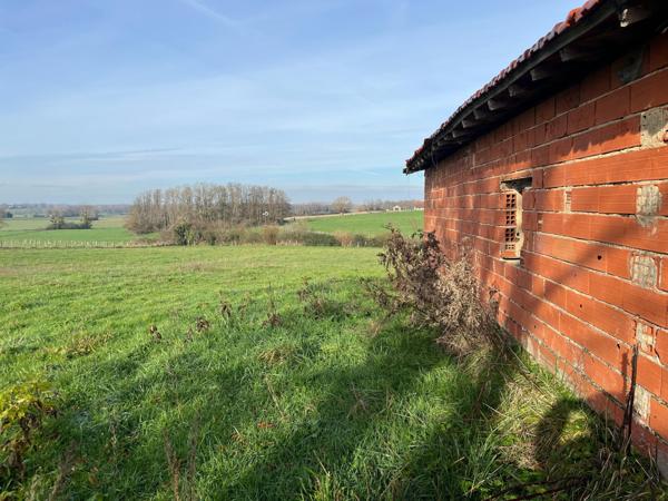 Grange sur superbe terrain de plus de 8000 m²