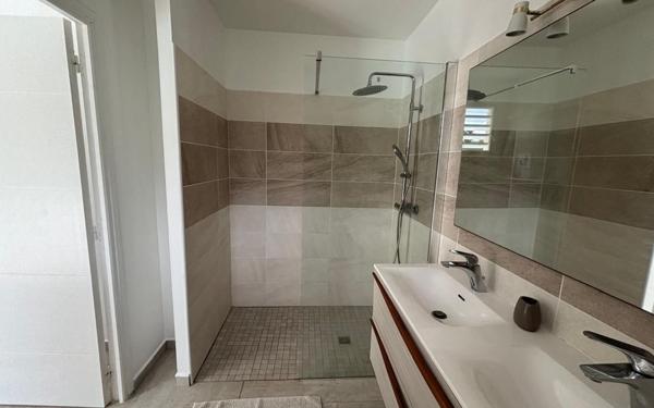 Maison à louer    4 pièces •  Saint-François