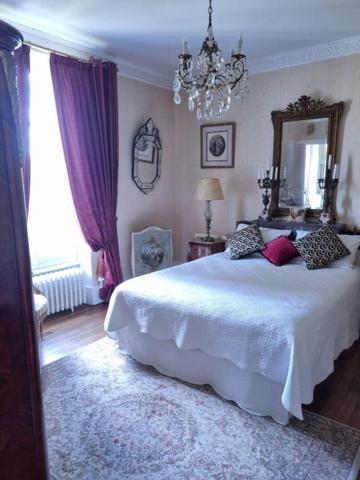 MAISON DE MAITRE A L'OREE D'UN VILLAGE HISTORIQUE