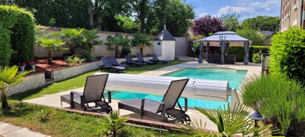 MAISON DE MAITRE A L'OREE D'UN VILLAGE HISTORIQUE