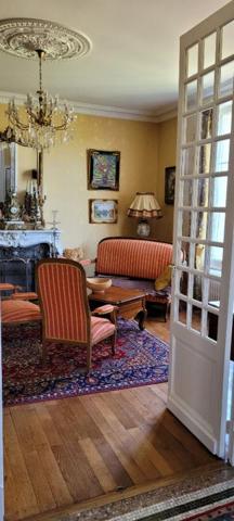 MAISON DE MAITRE A L'OREE D'UN VILLAGE HISTORIQUE