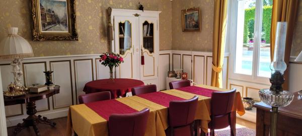 MAISON DE MAITRE A L'OREE D'UN VILLAGE HISTORIQUE