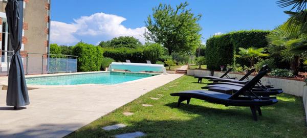 MAISON DE MAITRE A L'OREE D'UN VILLAGE HISTORIQUE