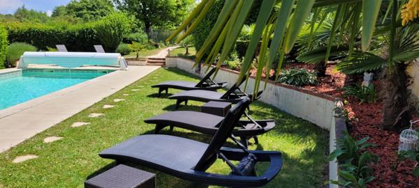 MAISON DE MAITRE A L'OREE D'UN VILLAGE HISTORIQUE