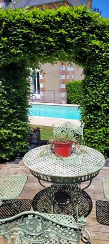 MAISON DE MAITRE A L'OREE D'UN VILLAGE HISTORIQUE