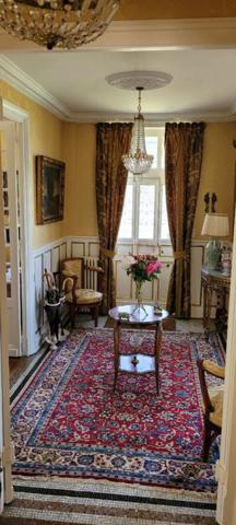 MAISON DE MAITRE A L'OREE D'UN VILLAGE HISTORIQUE