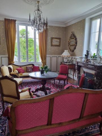 MAISON DE MAITRE A L'OREE D'UN VILLAGE HISTORIQUE