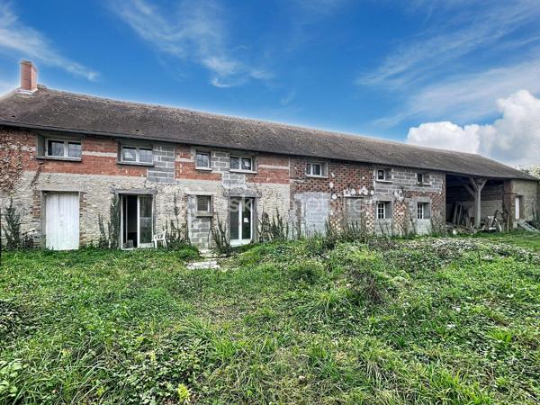 Située dans un environnement calme et agréable, cette maison de 8 pièces offre de beaux volumes et un fort potentiel d'aménagement, idéale pour une famille, un premier achat ou un projet d'investissement.

Au rez-de-chaussée, vous découvrirez :

- ﻿﻿un grand bureau,
- ﻿﻿une chambre,
﻿﻿- une salle de bain,
﻿﻿- un WC indépendant,
﻿﻿- une buanderie équipée d'un système d'aspiration pour le linge sale,
﻿﻿Ainsi qu'une spacieuse salle à manger avec cuisine ouverte, conviviale et fonctionnelle.

À l'étage, la maison propose :

- ﻿﻿trois chambres,
- ﻿﻿une seconde salle de bain,
﻿﻿- un WC indépendant,
- une salle de jeu pouvant également être aménagée selon vos besoins (bureau, espace détente, chambre supplémentaire...).


À l'extérieur, vous profiterez d'un terrain de 1 215m², offrant de nombreuses possibilités d'aménagement : jardin familial, espace loisirs ou projet paysager.

Une dépendance d'environ 30m², idéale pour un atelier, du stockage ou un futur espace indépendant.



Cette maison présente une excellente base pour un projet de personnalisation et saura séduire les acquéreurs recherchant un bien avec du potentiel et de belles perspectives d'évolution.