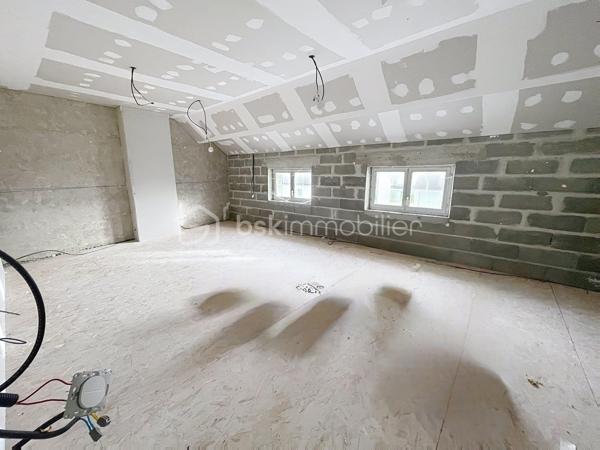 Située dans un environnement calme et agréable, cette maison de 8 pièces offre de beaux volumes et un fort potentiel d'aménagement, idéale pour une famille, un premier achat ou un projet d'investissement.

Au rez-de-chaussée, vous découvrirez :

- ﻿﻿un grand bureau,
- ﻿﻿une chambre,
﻿﻿- une salle de bain,
﻿﻿- un WC indépendant,
﻿﻿- une buanderie équipée d'un système d'aspiration pour le linge sale,
﻿﻿Ainsi qu'une spacieuse salle à manger avec cuisine ouverte, conviviale et fonctionnelle.

À l'étage, la maison propose :

- ﻿﻿trois chambres,
- ﻿﻿une seconde salle de bain,
﻿﻿- un WC indépendant,
- une salle de jeu pouvant également être aménagée selon vos besoins (bureau, espace détente, chambre supplémentaire...).


À l'extérieur, vous profiterez d'un terrain de 1 215m², offrant de nombreuses possibilités d'aménagement : jardin familial, espace loisirs ou projet paysager.

Une dépendance d'environ 30m², idéale pour un atelier, du stockage ou un futur espace indépendant.



Cette maison présente une excellente base pour un projet de personnalisation et saura séduire les acquéreurs recherchant un bien avec du potentiel et de belles perspectives d'évolution.
