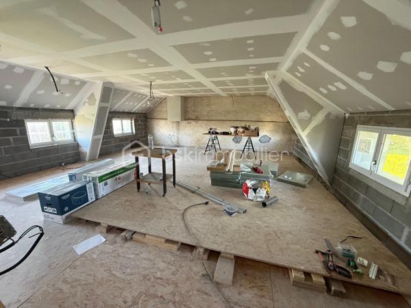 Située dans un environnement calme et agréable, cette maison de 8 pièces offre de beaux volumes et un fort potentiel d'aménagement, idéale pour une famille, un premier achat ou un projet d'investissement.

Au rez-de-chaussée, vous découvrirez :

- ﻿﻿un grand bureau,
- ﻿﻿une chambre,
﻿﻿- une salle de bain,
﻿﻿- un WC indépendant,
﻿﻿- une buanderie équipée d'un système d'aspiration pour le linge sale,
﻿﻿Ainsi qu'une spacieuse salle à manger avec cuisine ouverte, conviviale et fonctionnelle.

À l'étage, la maison propose :

- ﻿﻿trois chambres,
- ﻿﻿une seconde salle de bain,
﻿﻿- un WC indépendant,
- une salle de jeu pouvant également être aménagée selon vos besoins (bureau, espace détente, chambre supplémentaire...).


À l'extérieur, vous profiterez d'un terrain de 1 215m², offrant de nombreuses possibilités d'aménagement : jardin familial, espace loisirs ou projet paysager.

Une dépendance d'environ 30m², idéale pour un atelier, du stockage ou un futur espace indépendant.



Cette maison présente une excellente base pour un projet de personnalisation et saura séduire les acquéreurs recherchant un bien avec du potentiel et de belles perspectives d'évolution.