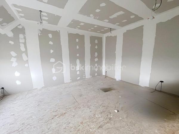 Située dans un environnement calme et agréable, cette maison de 8 pièces offre de beaux volumes et un fort potentiel d'aménagement, idéale pour une famille, un premier achat ou un projet d'investissement.

Au rez-de-chaussée, vous découvrirez :

- ﻿﻿un grand bureau,
- ﻿﻿une chambre,
﻿﻿- une salle de bain,
﻿﻿- un WC indépendant,
﻿﻿- une buanderie équipée d'un système d'aspiration pour le linge sale,
﻿﻿Ainsi qu'une spacieuse salle à manger avec cuisine ouverte, conviviale et fonctionnelle.

À l'étage, la maison propose :

- ﻿﻿trois chambres,
- ﻿﻿une seconde salle de bain,
﻿﻿- un WC indépendant,
- une salle de jeu pouvant également être aménagée selon vos besoins (bureau, espace détente, chambre supplémentaire...).


À l'extérieur, vous profiterez d'un terrain de 1 215m², offrant de nombreuses possibilités d'aménagement : jardin familial, espace loisirs ou projet paysager.

Une dépendance d'environ 30m², idéale pour un atelier, du stockage ou un futur espace indépendant.



Cette maison présente une excellente base pour un projet de personnalisation et saura séduire les acquéreurs recherchant un bien avec du potentiel et de belles perspectives d'évolution.