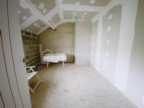 Située dans un environnement calme et agréable, cette maison de 8 pièces offre de beaux volumes et un fort potentiel d'aménagement, idéale pour une famille, un premier achat ou un projet d'investissement.

Au rez-de-chaussée, vous découvrirez :

- ﻿﻿un grand bureau,
- ﻿﻿une chambre,
﻿﻿- une salle de bain,
﻿﻿- un WC indépendant,
﻿﻿- une buanderie équipée d'un système d'aspiration pour le linge sale,
﻿﻿Ainsi qu'une spacieuse salle à manger avec cuisine ouverte, conviviale et fonctionnelle.

À l'étage, la maison propose :

- ﻿﻿trois chambres,
- ﻿﻿une seconde salle de bain,
﻿﻿- un WC indépendant,
- une salle de jeu pouvant également être aménagée selon vos besoins (bureau, espace détente, chambre supplémentaire...).


À l'extérieur, vous profiterez d'un terrain de 1 215m², offrant de nombreuses possibilités d'aménagement : jardin familial, espace loisirs ou projet paysager.

Une dépendance d'environ 30m², idéale pour un atelier, du stockage ou un futur espace indépendant.



Cette maison présente une excellente base pour un projet de personnalisation et saura séduire les acquéreurs recherchant un bien avec du potentiel et de belles perspectives d'évolution.
