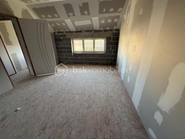 Située dans un environnement calme et agréable, cette maison de 8 pièces offre de beaux volumes et un fort potentiel d'aménagement, idéale pour une famille, un premier achat ou un projet d'investissement.

Au rez-de-chaussée, vous découvrirez :

- ﻿﻿un grand bureau,
- ﻿﻿une chambre,
﻿﻿- une salle de bain,
﻿﻿- un WC indépendant,
﻿﻿- une buanderie équipée d'un système d'aspiration pour le linge sale,
﻿﻿Ainsi qu'une spacieuse salle à manger avec cuisine ouverte, conviviale et fonctionnelle.

À l'étage, la maison propose :

- ﻿﻿trois chambres,
- ﻿﻿une seconde salle de bain,
﻿﻿- un WC indépendant,
- une salle de jeu pouvant également être aménagée selon vos besoins (bureau, espace détente, chambre supplémentaire...).


À l'extérieur, vous profiterez d'un terrain de 1 215m², offrant de nombreuses possibilités d'aménagement : jardin familial, espace loisirs ou projet paysager.

Une dépendance d'environ 30m², idéale pour un atelier, du stockage ou un futur espace indépendant.



Cette maison présente une excellente base pour un projet de personnalisation et saura séduire les acquéreurs recherchant un bien avec du potentiel et de belles perspectives d'évolution.