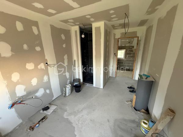 Située dans un environnement calme et agréable, cette maison de 8 pièces offre de beaux volumes et un fort potentiel d'aménagement, idéale pour une famille, un premier achat ou un projet d'investissement.

Au rez-de-chaussée, vous découvrirez :

- ﻿﻿un grand bureau,
- ﻿﻿une chambre,
﻿﻿- une salle de bain,
﻿﻿- un WC indépendant,
﻿﻿- une buanderie équipée d'un système d'aspiration pour le linge sale,
﻿﻿Ainsi qu'une spacieuse salle à manger avec cuisine ouverte, conviviale et fonctionnelle.

À l'étage, la maison propose :

- ﻿﻿trois chambres,
- ﻿﻿une seconde salle de bain,
﻿﻿- un WC indépendant,
- une salle de jeu pouvant également être aménagée selon vos besoins (bureau, espace détente, chambre supplémentaire...).


À l'extérieur, vous profiterez d'un terrain de 1 215m², offrant de nombreuses possibilités d'aménagement : jardin familial, espace loisirs ou projet paysager.

Une dépendance d'environ 30m², idéale pour un atelier, du stockage ou un futur espace indépendant.



Cette maison présente une excellente base pour un projet de personnalisation et saura séduire les acquéreurs recherchant un bien avec du potentiel et de belles perspectives d'évolution.