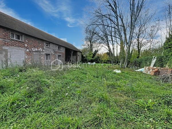 Située dans un environnement calme et agréable, cette maison de 8 pièces offre de beaux volumes et un fort potentiel d'aménagement, idéale pour une famille, un premier achat ou un projet d'investissement.

Au rez-de-chaussée, vous découvrirez :

- ﻿﻿un grand bureau,
- ﻿﻿une chambre,
﻿﻿- une salle de bain,
﻿﻿- un WC indépendant,
﻿﻿- une buanderie équipée d'un système d'aspiration pour le linge sale,
﻿﻿Ainsi qu'une spacieuse salle à manger avec cuisine ouverte, conviviale et fonctionnelle.

À l'étage, la maison propose :

- ﻿﻿trois chambres,
- ﻿﻿une seconde salle de bain,
﻿﻿- un WC indépendant,
- une salle de jeu pouvant également être aménagée selon vos besoins (bureau, espace détente, chambre supplémentaire...).


À l'extérieur, vous profiterez d'un terrain de 1 215m², offrant de nombreuses possibilités d'aménagement : jardin familial, espace loisirs ou projet paysager.

Une dépendance d'environ 30m², idéale pour un atelier, du stockage ou un futur espace indépendant.



Cette maison présente une excellente base pour un projet de personnalisation et saura séduire les acquéreurs recherchant un bien avec du potentiel et de belles perspectives d'évolution.