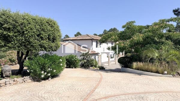 Villa contemporaine grand jardin domaine sécurisé