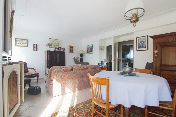 T4 avec balcon et garage .