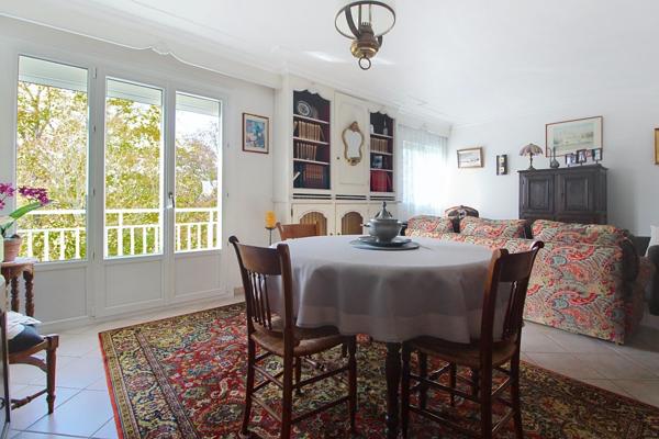 T4 avec balcon et garage .