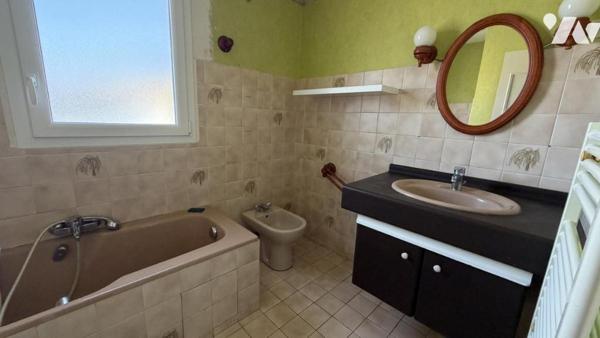 GOUVILLE SUR MER, Bourg, Pavillon avec vie de plain-pied, 3 chambres, 817m² de terrain.