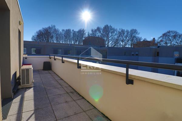 A vendre T4 75 m2 LUMINEUX TRAVERSANT GRANDE TERRASSE SUD CALME PARKING DERNIER ETAGE 