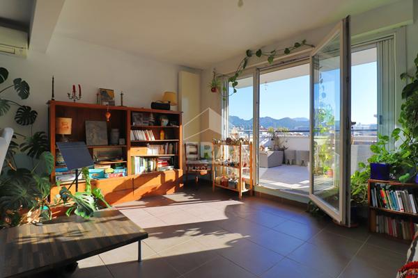 A vendre T4 75 m2 LUMINEUX TRAVERSANT GRANDE TERRASSE SUD CALME PARKING DERNIER ETAGE 