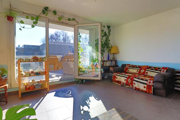 A vendre T4 75 m2 LUMINEUX TRAVERSANT GRANDE TERRASSE SUD CALME PARKING DERNIER ETAGE 