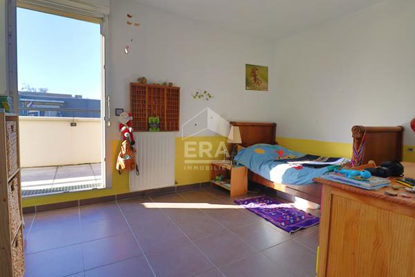 A vendre T4 75 m2 LUMINEUX TRAVERSANT GRANDE TERRASSE SUD CALME PARKING DERNIER ETAGE 