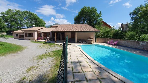 La Freissinouse (05000) Maison de plain-pied de 192 m² avec T2 et piscine