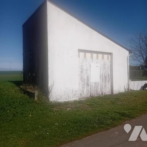 Garage avec jardin pouvant être transformé en maison d'habitation