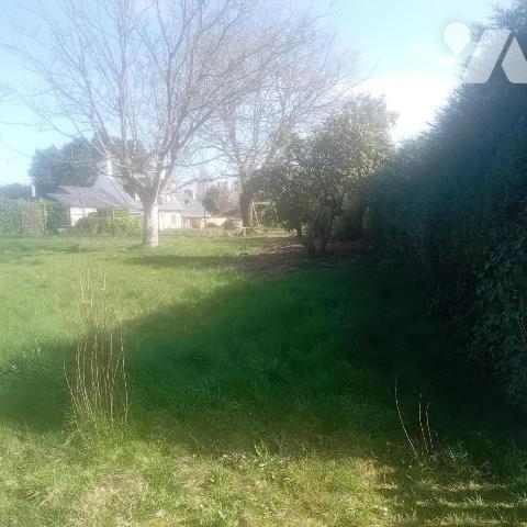 Garage avec jardin pouvant être transformé en maison d'habitation