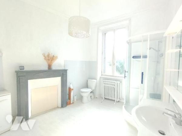 CENTRE BOUG DE BANNALEC POUR CETTE MAISON NICHÉE A L'ABRI DES REGARDS ET DISPOSANT D'UNE COUR E...