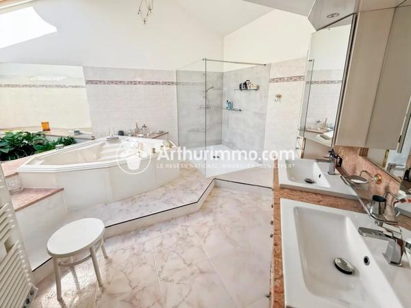 Vente                                                      Propriété
                        
                     10 pièces                      344 m2                     à Soisy-sur-Seine