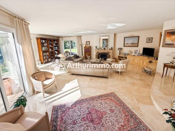 Vente                                                      Propriété
                        
                     10 pièces                      344 m2                     à Soisy-sur-Seine