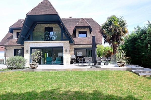 Volumes, lumière et emplacement idéal pour cette maison familiale sur 1000 M² de terrain, à deux pas des Bords de Marne