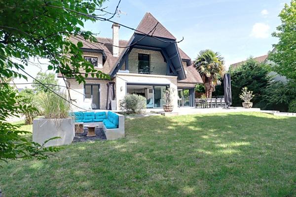 Volumes, lumière et emplacement idéal pour cette maison familiale sur 1000 M² de terrain, à deux pas des Bords de Marne