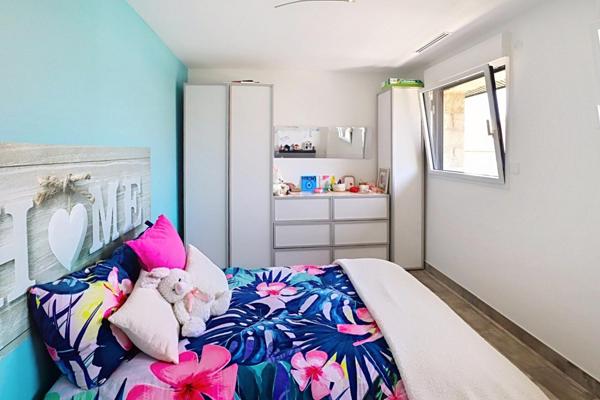 Volumes, lumière et emplacement idéal pour cette maison familiale sur 1000 M² de terrain, à deux pas des Bords de Marne