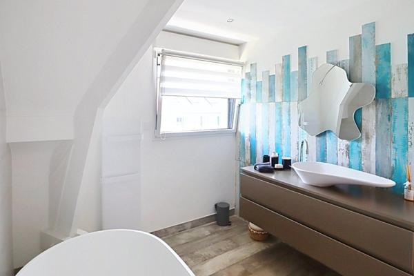 Volumes, lumière et emplacement idéal pour cette maison familiale sur 1000 M² de terrain, à deux pas des Bords de Marne