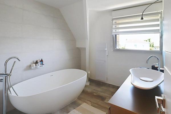 Volumes, lumière et emplacement idéal pour cette maison familiale sur 1000 M² de terrain, à deux pas des Bords de Marne