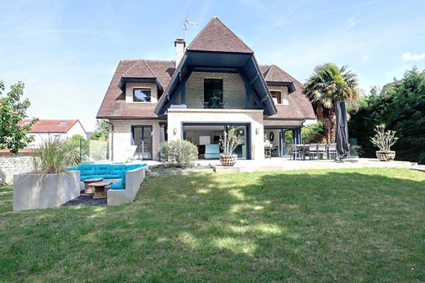 Volumes, lumière et emplacement idéal pour cette maison familiale sur 1000 M² de terrain, à deux pas des Bords de Marne