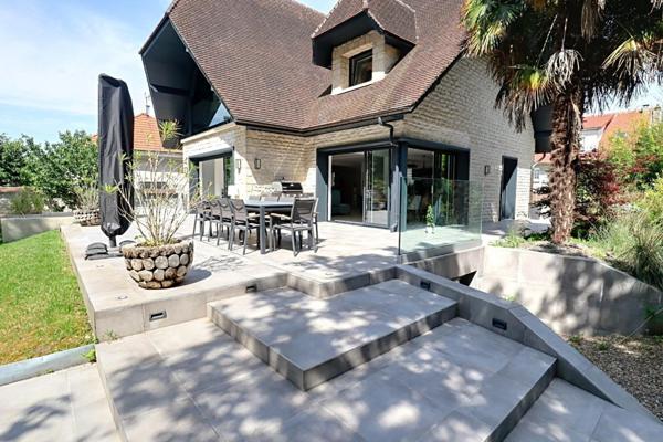 Volumes, lumière et emplacement idéal pour cette maison familiale sur 1000 M² de terrain, à deux pas des Bords de Marne