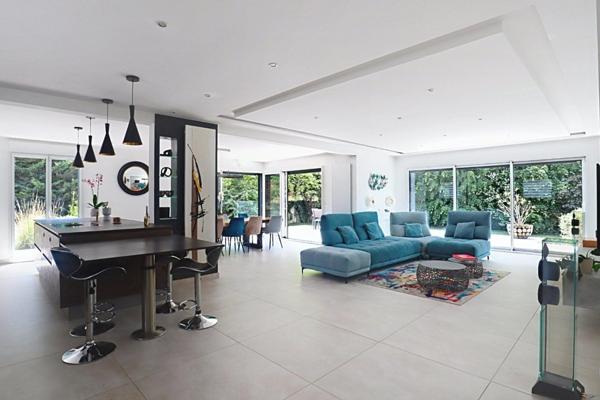 Volumes, lumière et emplacement idéal pour cette maison familiale sur 1000 M² de terrain, à deux pas des Bords de Marne